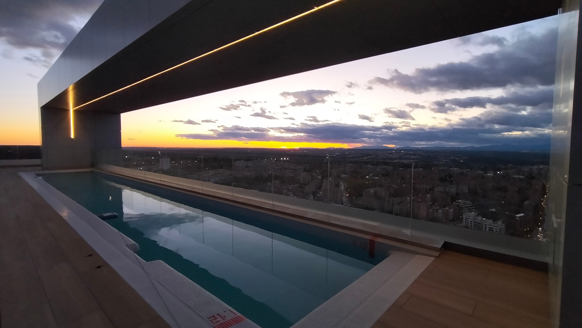 Vista desde un ático al atardecer — el estilo de vida que tu carrera merece
